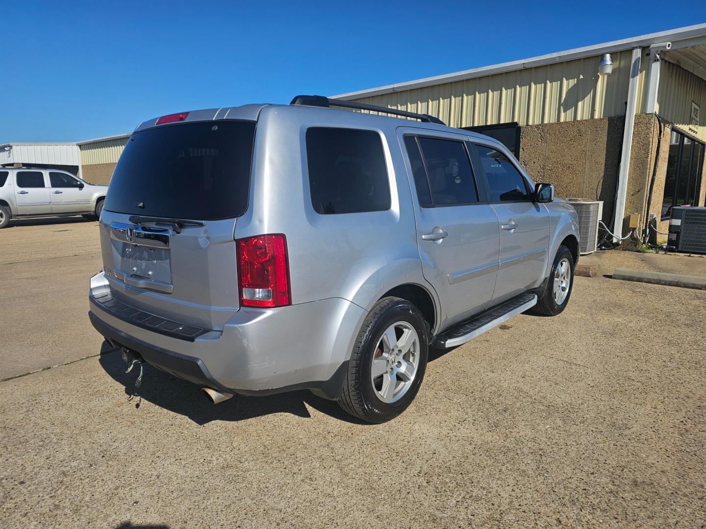 2011 SILVER Honda Pilot EX-L 2WD 5-Spd AT (5FNYF3H57BB) with an 3.5L V6 SOHC 24V engine, 5-Speed Automatic transmission, located at 533 S Seven Points BLVD, Seven Points, TX, 75143, (430) 255-4030, 32.313999, -96.209351 - Photo#2